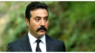 10 yıllık evliliğini tek celsede bitiren oyuncu Mustafa Üstündağ, yeni aşka yelken açtı