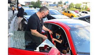 5 milyon TL'lik aracığıyla görüntülenen Cem Yılmaz, kızına özel öğretmen tutan Demet Akalın'a gönderme: Biz normal insanlarız