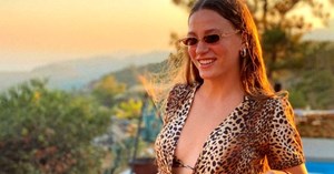 Aldığı kilolar günlerce konuşulan Serenay Sarıkaya, süper mini elbisesiyle göz kamaştırdı