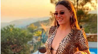 Aldığı kilolar günlerce konuşulan Serenay Sarıkaya, süper mini elbisesiyle göz kamaştırdı