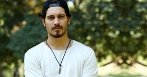 Aldığı kilolarla konuşulan oyuncu Çağatay Ulusoy, bu sefer de bıyık bıraktı