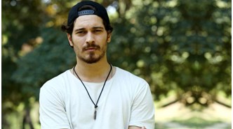 Aldığı kilolarla konuşulan oyuncu Çağatay Ulusoy, bu sefer de bıyık bıraktı