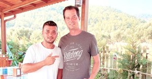 Alp Kırşan tatilini Çökertme'de geçiriyor
