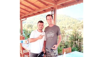 Alp Kırşan tatilini Çökertme'de geçiriyor