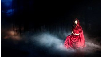 Bir Esin Perisi Muse, dünyayı dolaşıyor