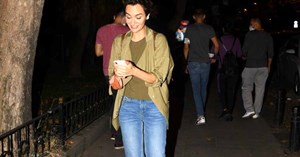 Birce Akalay'ın araç takipli akşam yürüyüşü