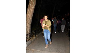 Birce Akalay'ın araç takipli akşam yürüyüşü