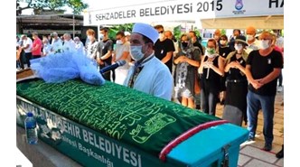 Cenazede güçlükle ayakta durdu