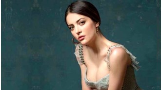 Çukur dizisine dahil olan İrem Sak, yeni imajıyla adından söz ettirdi