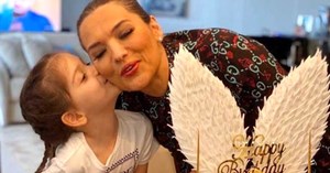 Demet Akalın'ın 6 yaşındaki kızının üzerine cam düştü