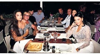 Dostlarıyla yemekte buluştular
