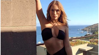 Duygu Özaslan fotoğraf paylaştı! Herkes, sevgilisinin elini koyduğu yere dikkat çekti