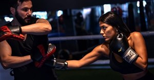 Eda Pera kick-boks yapıyor
