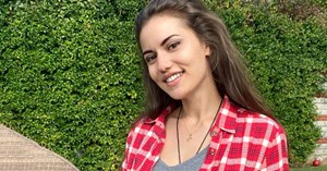 Fahriye Evcen bahçesinde yeni pozlar verdi, en çok konuşulan şey ise gömleğinde unuttuğu etiket oldu
