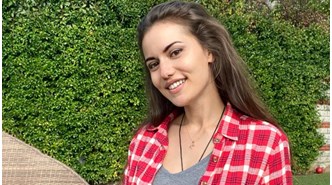 Fahriye Evcen bahçesinde yeni pozlar verdi, en çok konuşulan şey ise gömleğinde unuttuğu etiket oldu