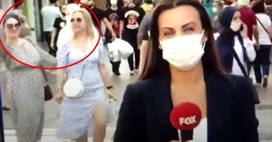 FOX muhabiri anons çekerken iki turist kadın arkasında dans etti
