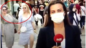 FOX muhabiri anons çekerken iki turist kadın arkasında dans etti