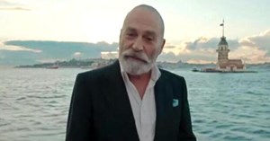 Haluk Bilginer 2020 Uluslararası Emmy Ödülleri'nde En İyi Erkek Oyuncu'yu anons etti