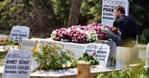 Harun Tan, oğlu Pars'ın doğum gününde mezarını ziyaret etti