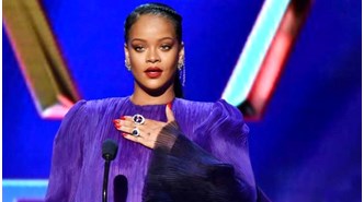 İç çamaşırı defilesinde İslam'a saygısızlık yapan Rihanna, Müslümanlardan özür diledi
