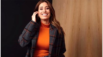 Instagram'da canlı yayın yapan oyuncu Stacey Solomon, bacağını açınca taytı yırtıldı