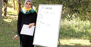 İnterneti olmayan öğrencilerinin kapısına gidip ders anlatıyor.
