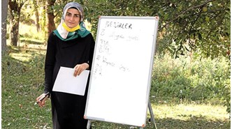 İnterneti olmayan öğrencilerinin kapısına gidip ders anlatıyor.