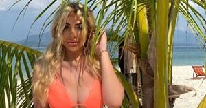 Kalça estetiği yaptıran İngiliz güzeli Chloe Ferry kameralara poz vermeden edemedi