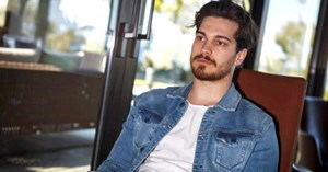 Kilo alıp saçlarını uzatan Çağatay Ulusoy, yeni imajıyla ağızları açık bıraktı
