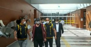 Komşusunu döven Halil Sezai, ifade vermek için polis eşiliğinde adliyeye getirildi