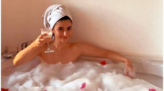 Kurretülayn Matur, küvet pozunu eleştirenleri ifşa etti: İçinizi kemirsin hasetiniz