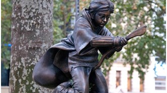 Londra'ya Harry Potter'ın heykeli dikildi