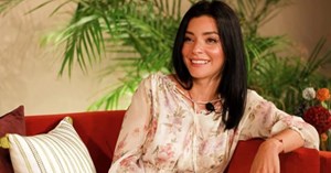 Merve Boluğur iç çamaşırsız giydiği süper mini elbisesiyle tüm dikkatleri üzerine çekti