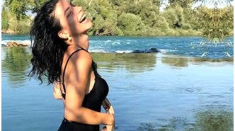 Merve Boluğur, kırmızı mayosuyla güneşlendiği anları paylaştı