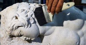 Mitolojik varlık 'Satyros' kabartması restore ediliyor