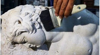 Mitolojik varlık 'Satyros' kabartması restore ediliyor
