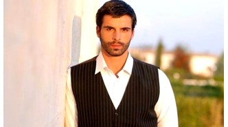 Oyuncu Mehmet Akif Alakurt, kendisini eleştiren takipçilerine küfür ve tehditler savurdu