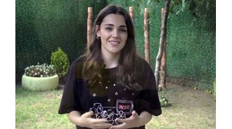 Oyuncu Yağmur Tanrısevsin iyilik için tişört tasarladı