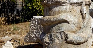 Patara'da 2 bin yıllık 'yılan figürlü sunak' bulundu