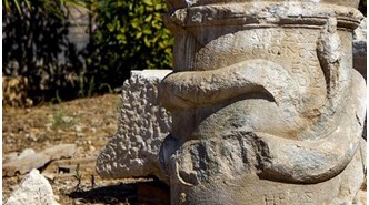 Patara'da 2 bin yıllık 'yılan figürlü sunak' bulundu