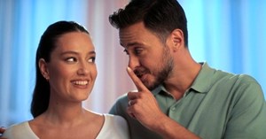 Pelin Akil-Anıl Altan çifti ikiz bebekleriyle yeni reklam filminde