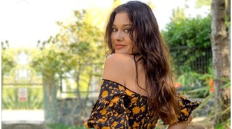 Sarı elbisesiyle bacak dekolteli pozlar veren Nurgül Yeşilçay, fiziğiyle nefes kesiyor