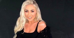 Sevgilisiyle video çeken Paige Turley'in göğüsleri açıldı