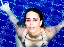 Simge Sağın'ın göğüs ucunun belli olduğu pozlara yorum yağdı