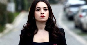 Son Dakika! Oyuncu Özgü Namal'ın hayat arkadaşı Serdar Oral, geçirdiği kalp krizi sonucu hayatını kaybetti