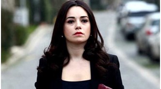 Son Dakika! Oyuncu Özgü Namal'ın hayat arkadaşı Serdar Oral, geçirdiği kalp krizi sonucu hayatını kaybetti