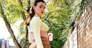 Transparan kıyafetinin içine iç çamaşırı giymeyen model Charli Howard tepki çekti