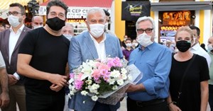 Ünlü oyuncularla fotoğraf çektiren muhtarın testi pozitif çıktı