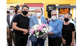 Ünlü oyuncularla fotoğraf çektiren muhtarın testi pozitif çıktı