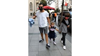 Ünlü şarkıcı ikizleriyle alışveriş turunda